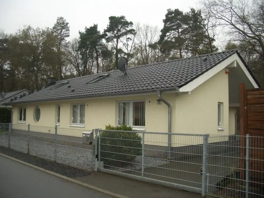 Niedrigenergiehaus in sehr gepflegtem Zustand in grüner Ruhiglage von Falkensee zu verkaufen! - Haus vorne
