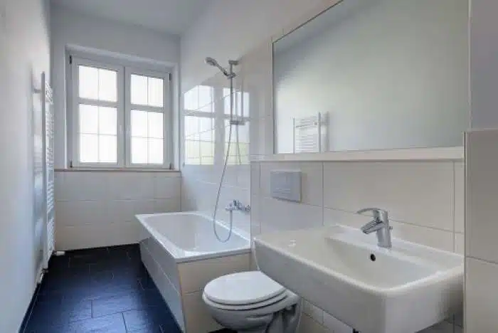 Bad - Kapitalanlage: Sehr gepflegte vermietete Eigentumswohnung in zentraler Lage Tempelhofs zu verkaufen!