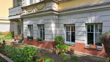 Gepflegte 4-Zimmer-Altbau-Wohnung mit 2 Gartenanteilen und 2 Duschbädern in bester Lage Tempelhofs!, 12103 Berlin, Souterrainwohnung