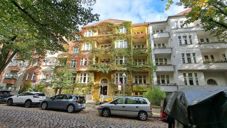 Hausansicht - Kapitalanlage in Berlin-Tempelhof: Für Käufer provisionsfreie 2-Zimmer-ETW in ruhiger Lage!