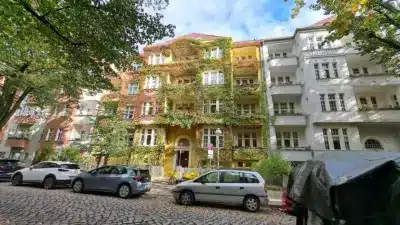 Solide vermietete 2-Zimmer-Erdgeschoss-Altbauwohnung mit Perspektive zur späteren Eigennutzung, 12103 Berlin, Erdgeschosswohnung